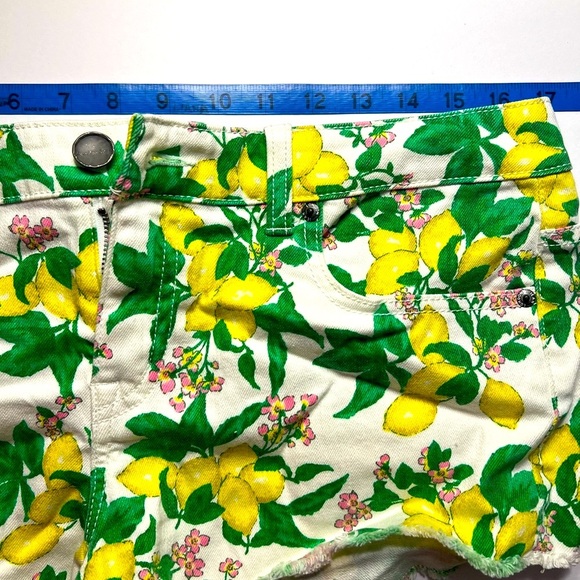 EUC VICTORIAS SECRET - LEMON Floral Print Denim Shorts size 8 - Picture 11 of 15